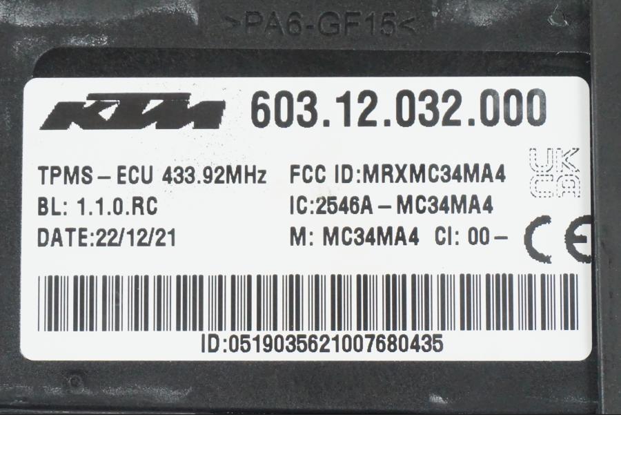 Snett nerifrån på RDC Styrenhet från en KTM 1290 Super Duke R -2022 motorcykel.