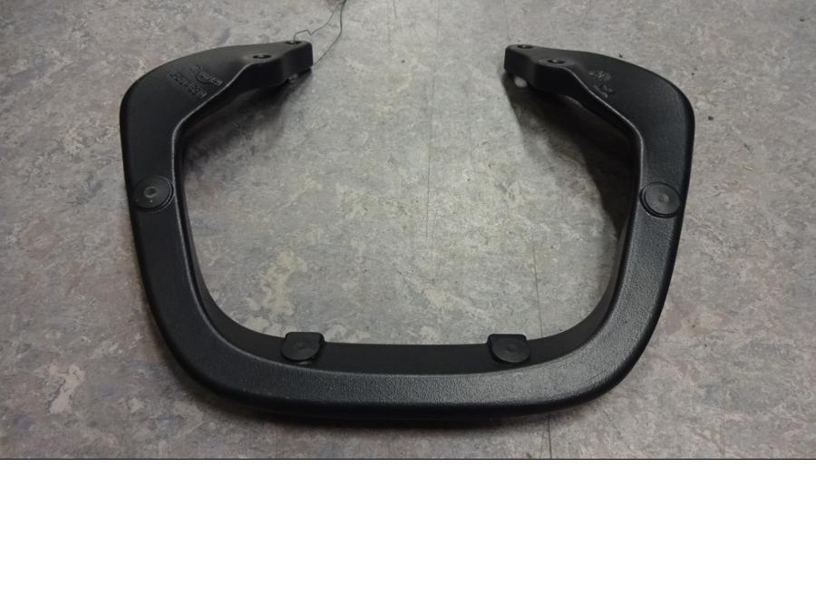 Vänster sida på Passagerarhandtag från en Triumph Sprint ST -2007 motorcykel.