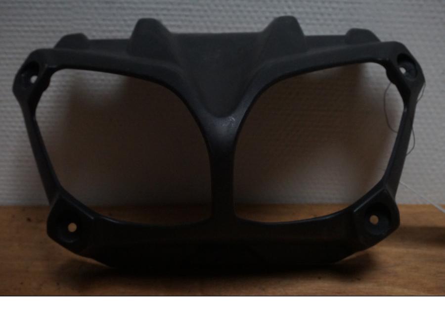 Framsidan på Strålkastarkåpa från en Yamaha XT 1200 Z -2011 motorcykel.