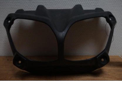 Framsidan på Strålkastarkåpa från en Yamaha XT 1200 Z -2011 motorcykel.