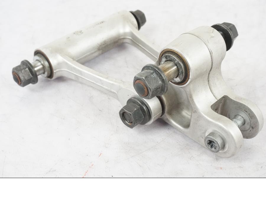 Framsidan på Stötdämparlänkage från en KTM 690 Duke -2015 motorcykel.