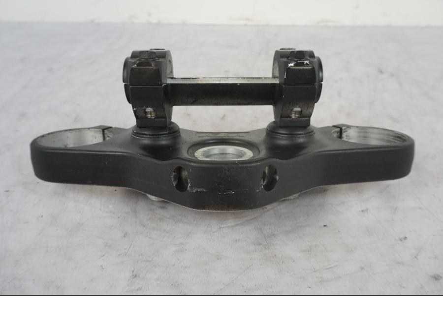 Snett uppifrån på Gaffelkrona från en KTM 690 Duke -2014 motorcykel.