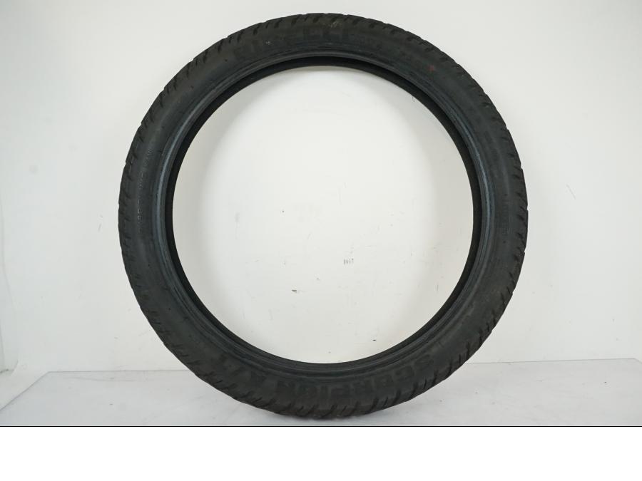 Framsidan på Däck från en Pirelli Scorpion A/T MT90 -0 moped.