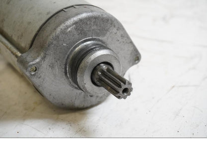 Baksidan på Startmotor från en Honda CB 600 Hornet -1998 motorcykel.