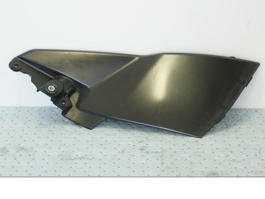 Höger sida på Bensintankskåpa från en Suzuki GSX 1300 BK -2008 motorcykel.