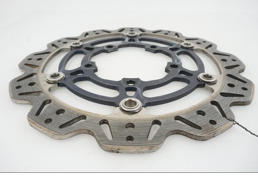 Snett nerifrån på Bromsskiva från en Suzuki GSX-R 1000 -2007 motorcykel.