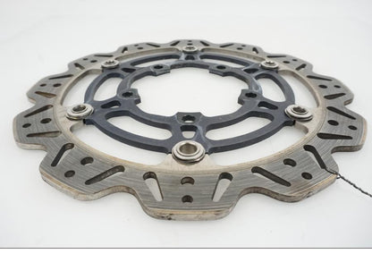 Snett nerifrån på Bromsskiva från en Suzuki GSX-R 1000 -2007 motorcykel.