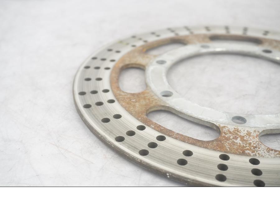 Baksidan på Bromsskiva från en Kawasaki VN 800 -1995 motorcykel.