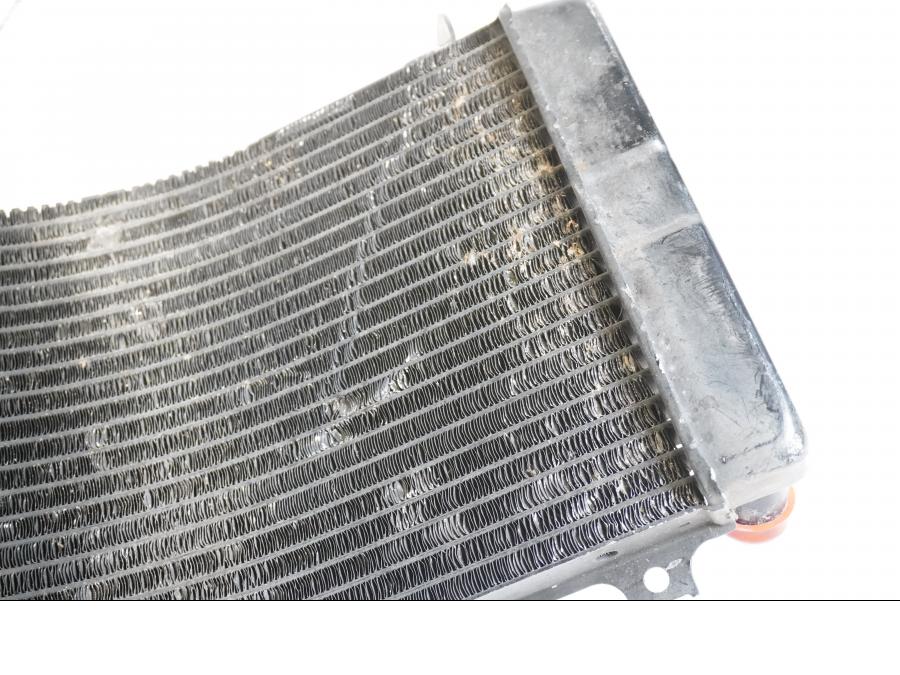 Vänster sida på Vattenkyl från en Suzuki GSX-R 600 -1999 motorcykel.