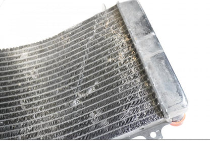 Vänster sida på Vattenkyl från en Suzuki GSX-R 600 -1999 motorcykel.