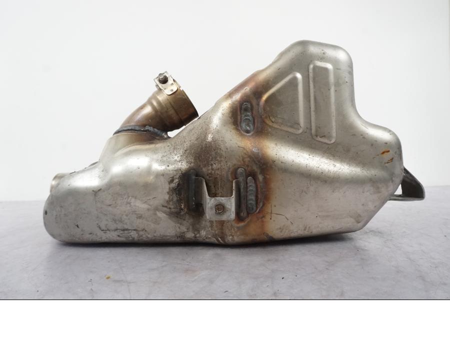 Snett nerifrån på Mellanburk från en Ducati Multistrada V4 -2024 motorcykel.