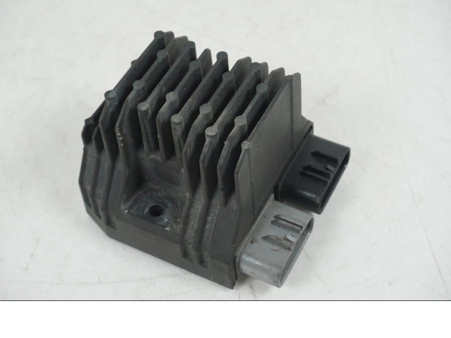 Framsidan på Likriktare från en Yamaha YZF 1000 R1 -2004 motorcykel.