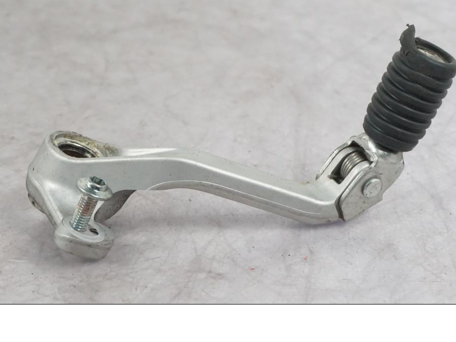 Snett nerifrån på Växelpedal från en Ducati Multistrada V4 -2024 motorcykel.