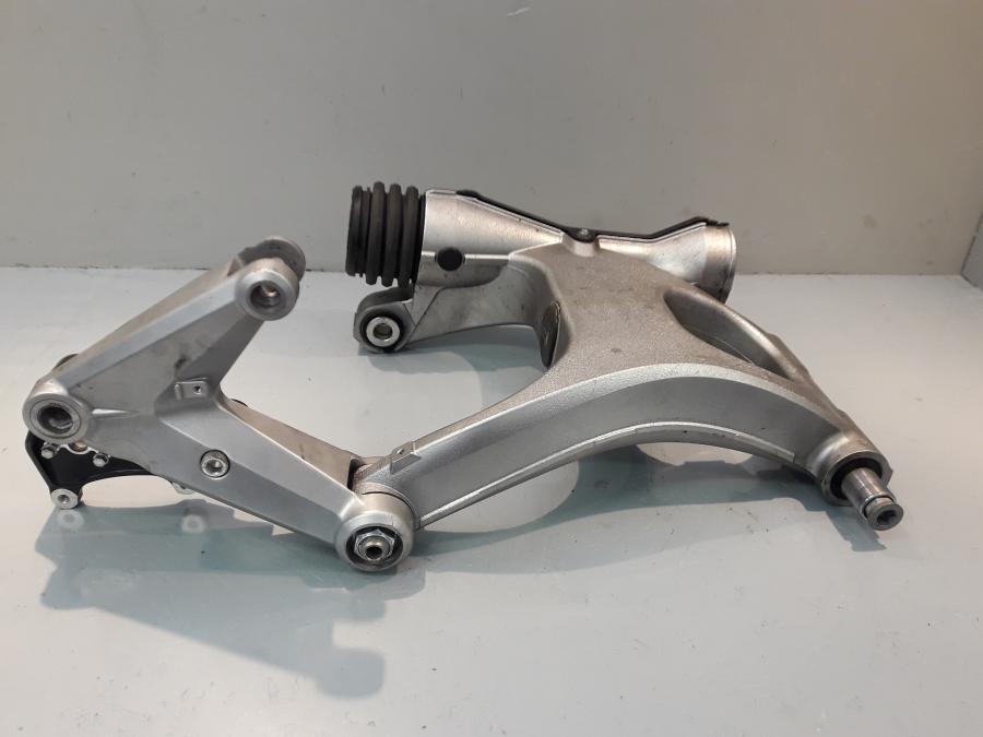 Baksidan på Sving från en Kawasaki GTR 1400 -2008 motorcykel.