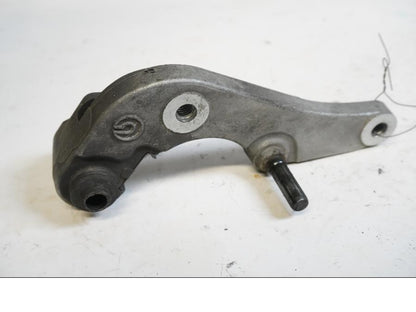 Framsidan på Bromsoksfäste från en KTM 950 Adventure -2005 motorcykel.