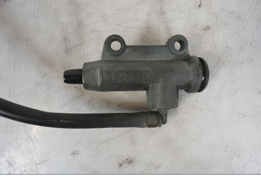 Vänster sida på Bromshuvudcylinder från en BMW R 1150 GS -2002 motorcykel.