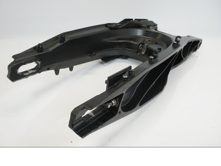 Höger sida på Sving från en KTM 1190 Adventure -2013 motorcykel.