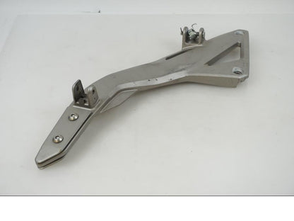 Baksidan på Fotpinnefäste från en BMW K 1200 S -2007 motorcykel.