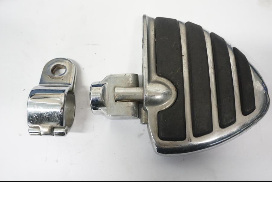 Baksidan på Highwaypegs från en Suzuki VL 800 -2004 motorcykel.