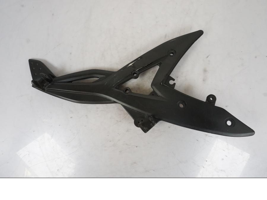 Framsidan på Fotpinnefäste från en Kawasaki ER-6N -2008 motorcykel.