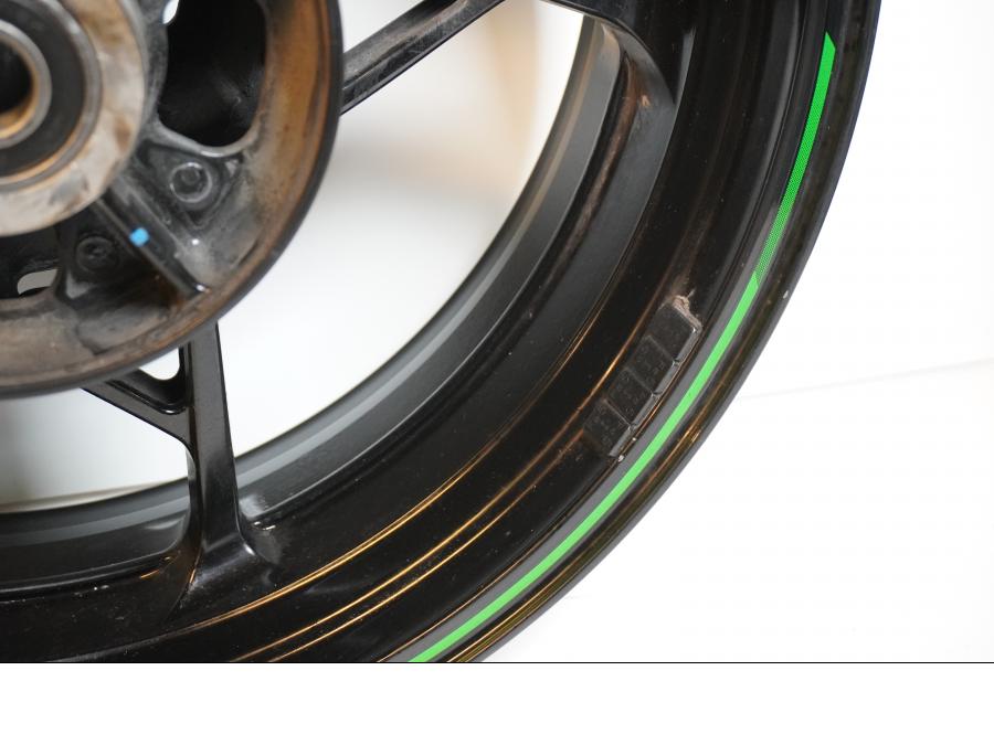 Extrabild4 på Fälg från en Kawasaki Z 900 -2017 motorcykel.