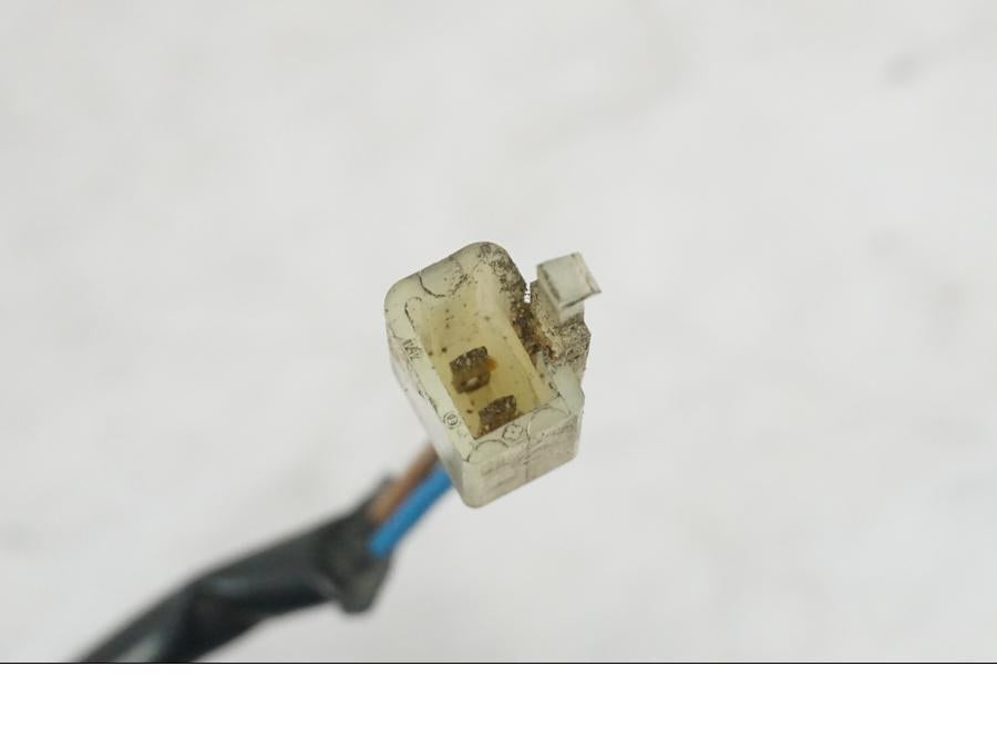 Snett nerifrån på Bromsljuskontakt från en Triumph Daytona 955I -2000 motorcykel.