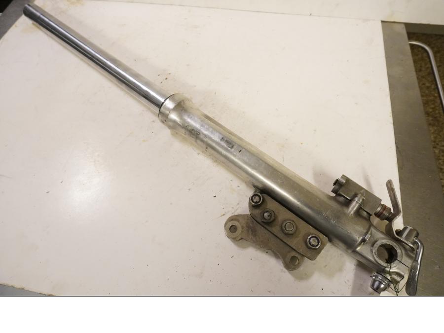 Framsidan på Gaffelben från en Yamaha RD 500 -1985 motorcykel.