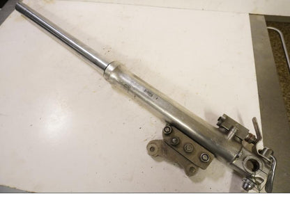 Framsidan på Gaffelben från en Yamaha RD 500 -1985 motorcykel.