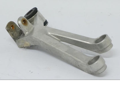 Höger sida på Fotpinnefäste från en Honda CBR 900 RR -2002 motorcykel.