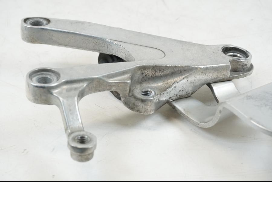 Vänster sida på Fotpinnefäste från en Yamaha YZF R6 -1999 motorcykel.