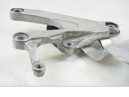 Vänster sida på Fotpinnefäste från en Yamaha YZF R6 -1999 motorcykel.