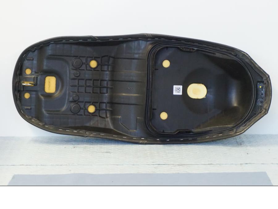 Extrabild1 på Sadel från en Honda SH 300 A -2011 scooter.