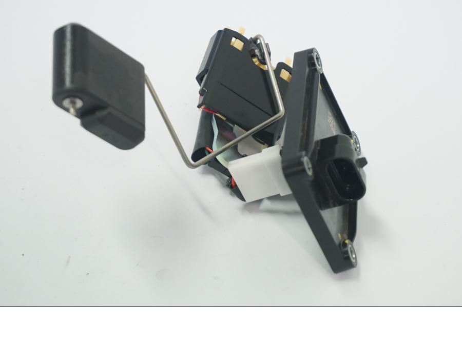 Baksidan på Bensintankgivare från en Ducati Desert X -2022 motorcykel.