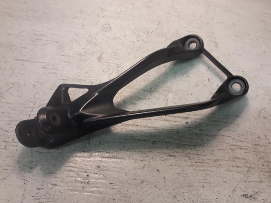 Framsidan på Fotpinnefäste från en Kawasaki ZX-6R -2008 motorcykel.