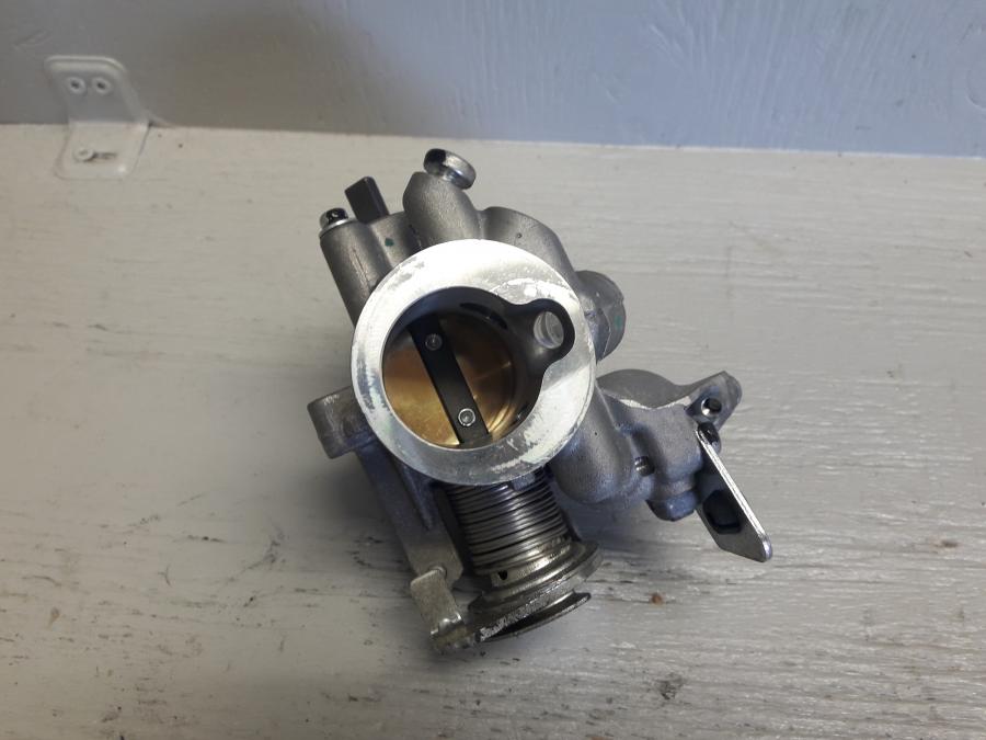 Höger sida på Spjällhus från en KTM 125 Duke -2017 motorcykel.