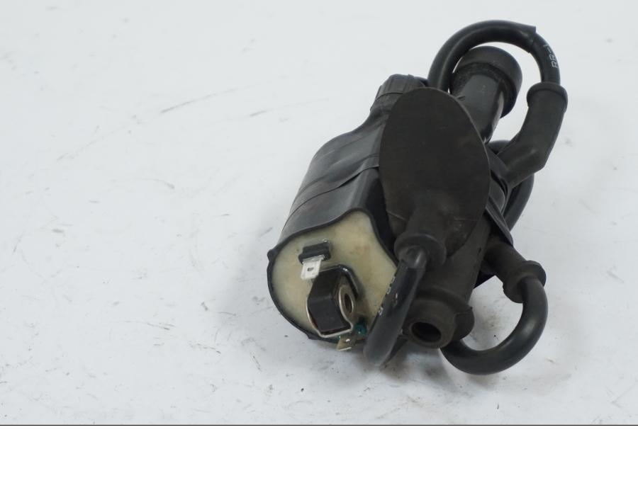 Snett nerifrån på Tändspole från en Honda VT 600 C -1995 motorcykel.