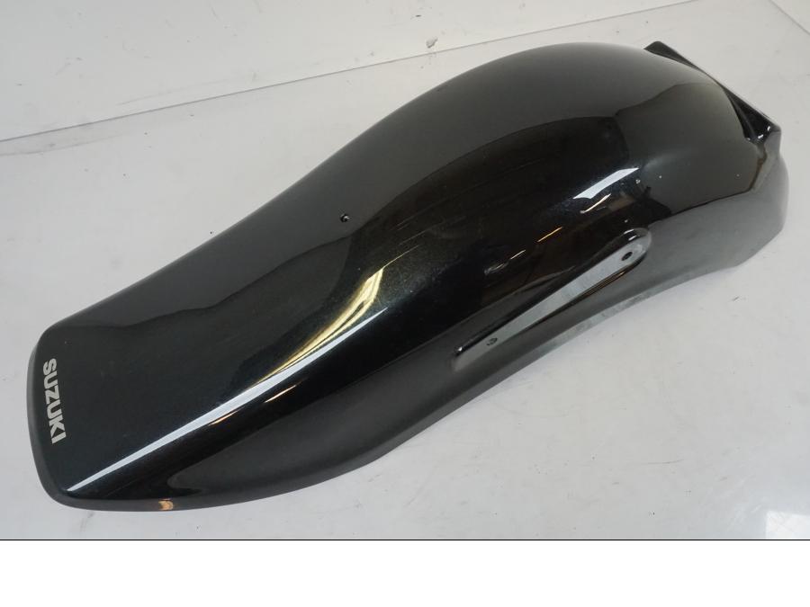 Snett uppifrån på <p>Bakskärm från Suzuki VZ 1600 2004.</p>

<p>Mindre lackskador finns se bilder.</p> motorcykel.