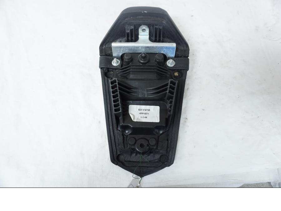 Snett uppifrån på Sadel från en Yamaha YZF-R 125 -2008 motorcykel.