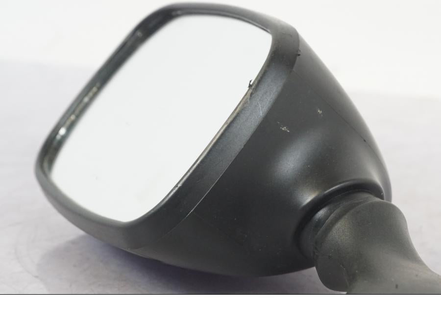 Höger sida på Backspegel från en Suzuki GSX 1300 RX -1999 motorcykel.