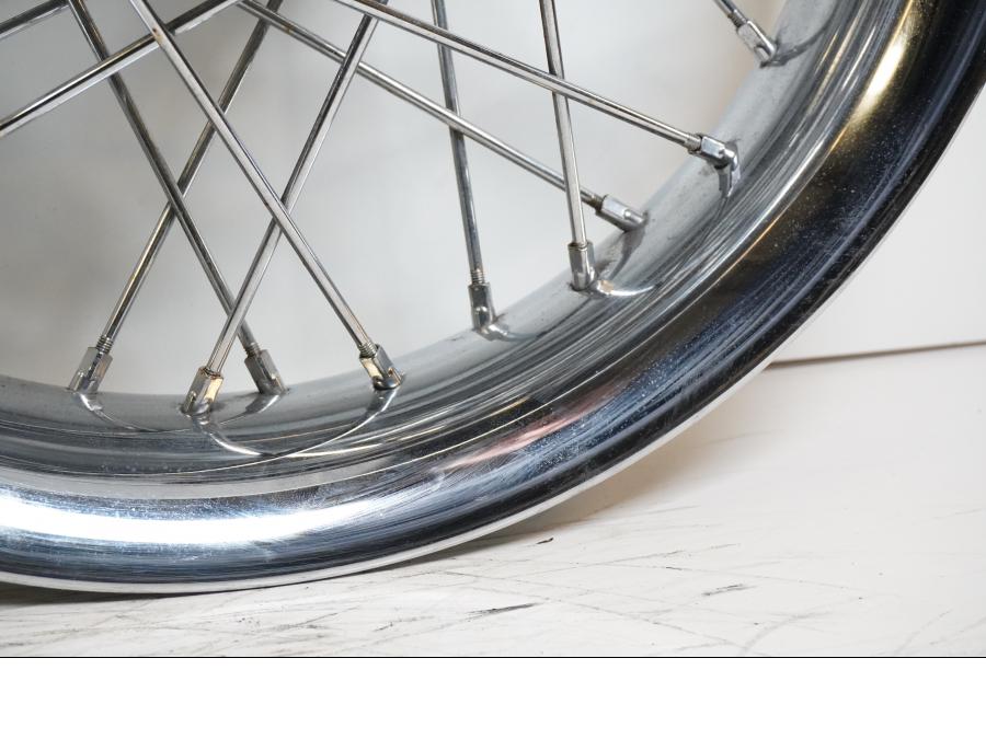 Höger sida på Fälg från en H-D Touring Road King FLHRC -2016 motorcykel.