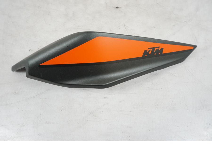 Framsidan på Strålkastarkåpa från en KTM 125 Duke -2022 motorcykel.