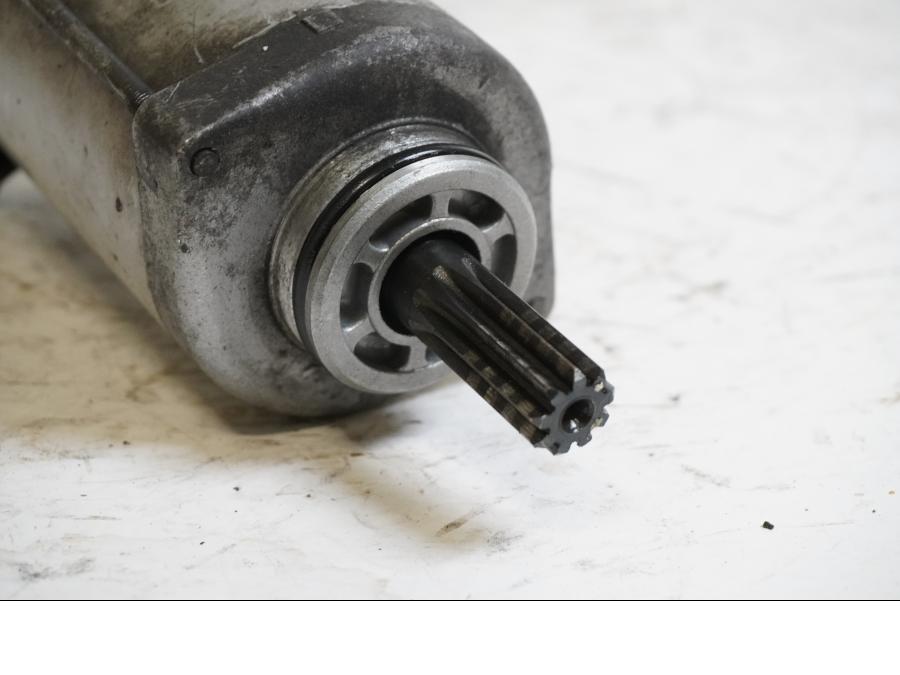 Baksidan på Startmotor från en Suzuki SV 1000 -2005 motorcykel.