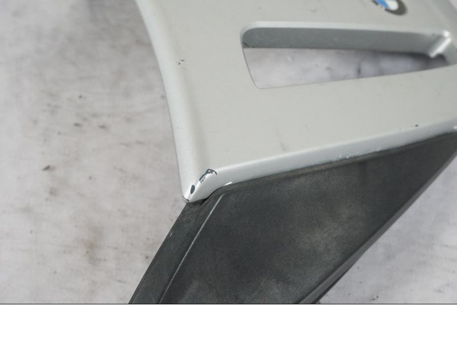 Höger sida på Pakethållare från en BMW R 850 R -2004 motorcykel.