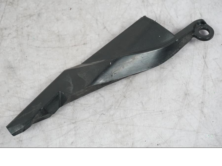 Baksidan på Kedjeskydd från en Ducati Multistrada V4 -2024 motorcykel.