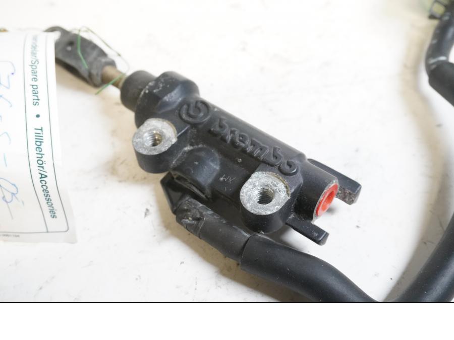 Baksidan på Bromshuvudcylinder från en Yamaha FZ-6 -2005 motorcykel.