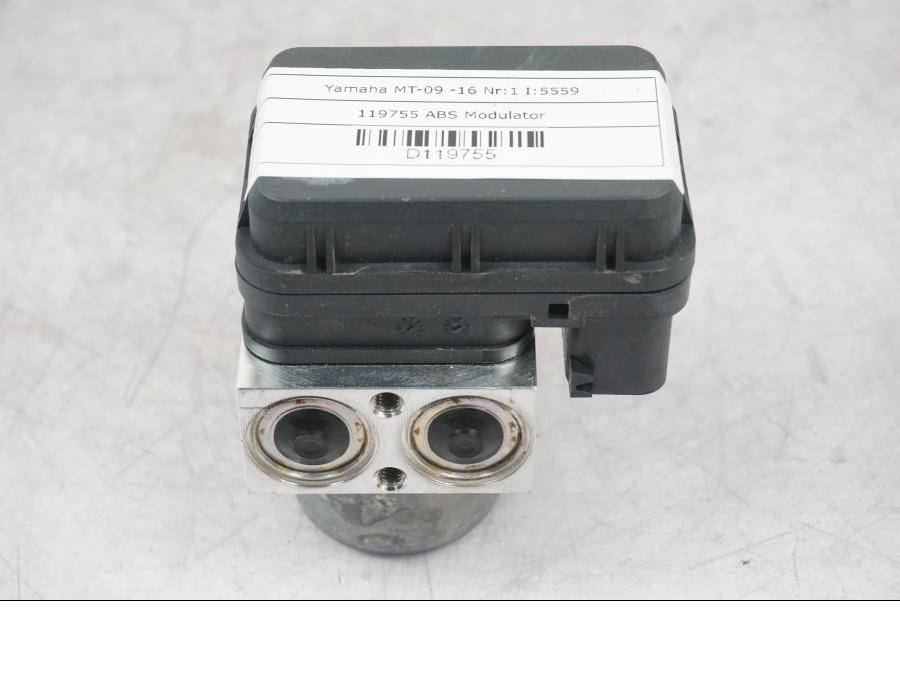 Snett nerifrån på ABS Modulator från en Yamaha MT-09 -2016 motorcykel.