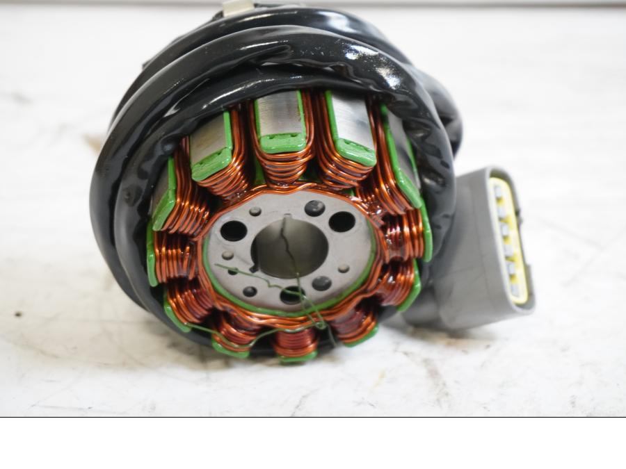 Baksidan på Generator från en Yamaha FZ1-SA -2008 motorcykel.