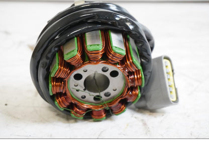 Baksidan på Generator från en Yamaha FZ1-SA -2008 motorcykel.