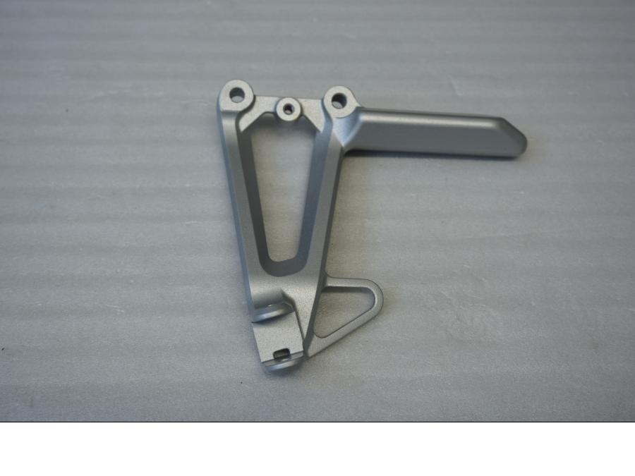 Framsidan på Fotpinnefäste från en Honda CBR 600 -2000 motorcykel.