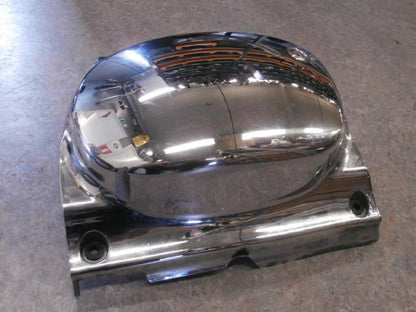 Baksidan på Motorkåpa från en Suzuki VL 800 -2001 motorcykel.